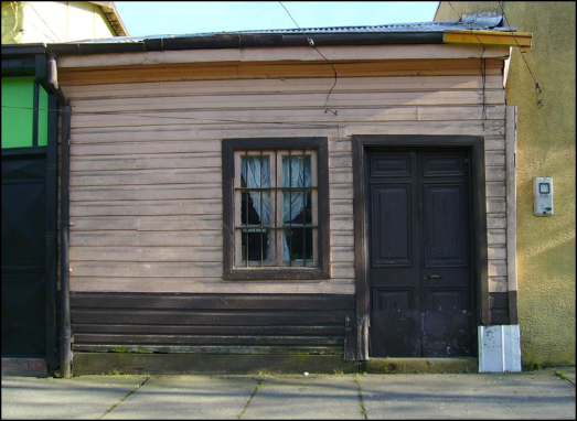 Una casa con una puerta de vidrio

Descripci&oacute;n generada autom&aacute;ticamente con confianza media